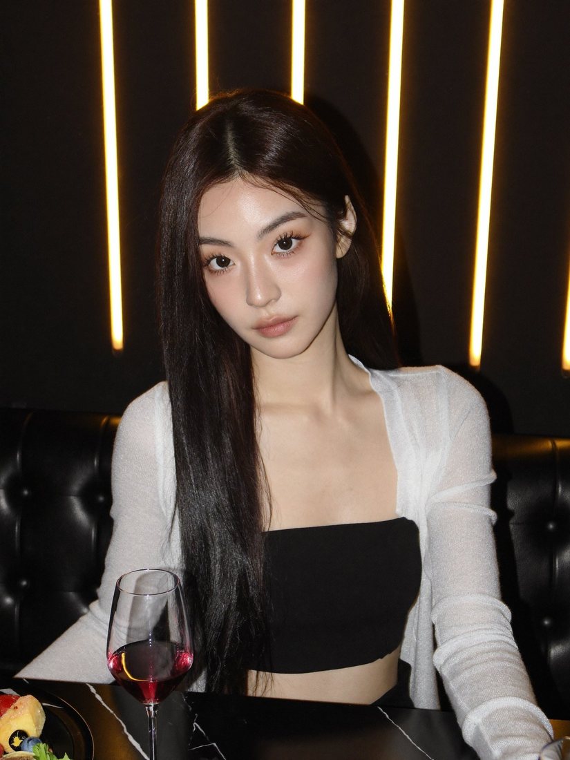 룸에서 손님을 맞는 파트너