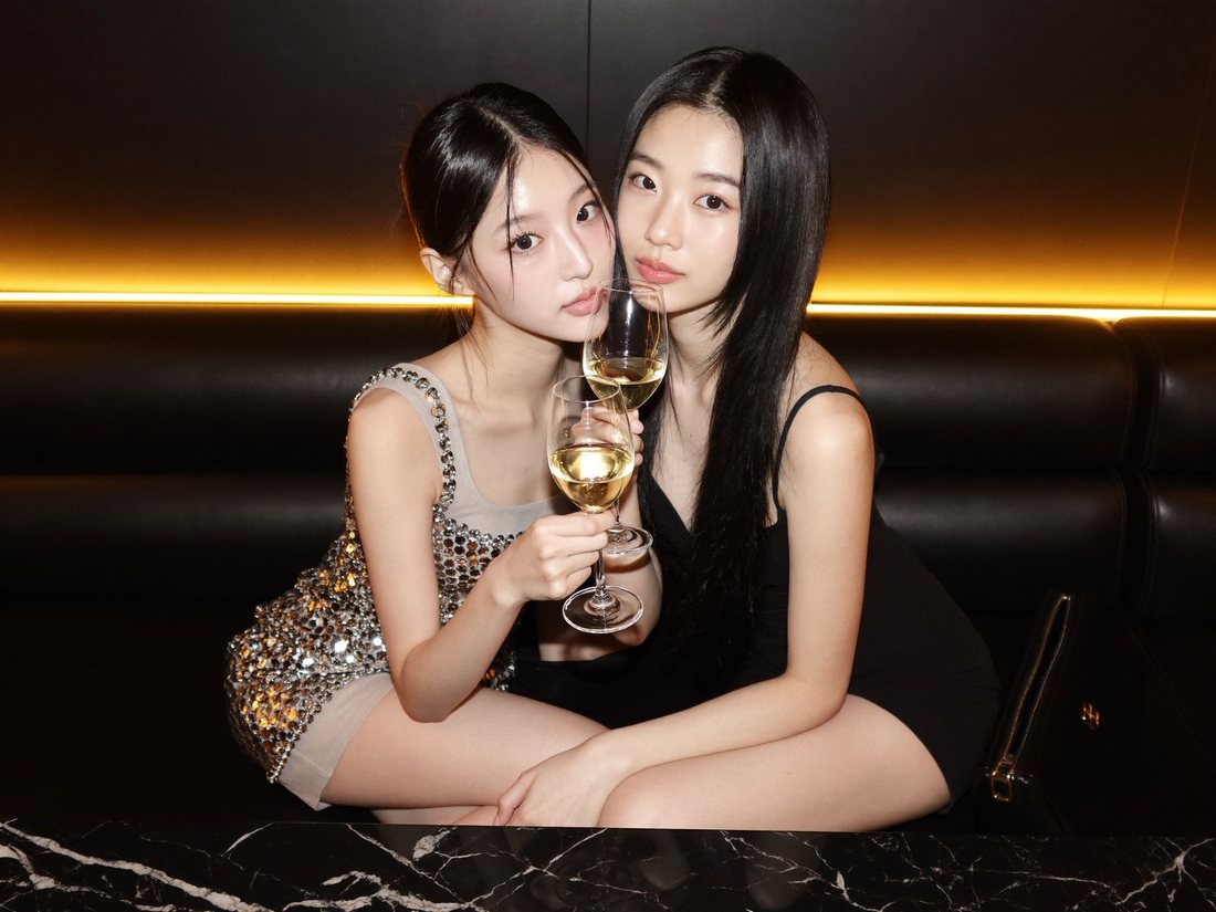 룸 테이블에서 건배하는 자리